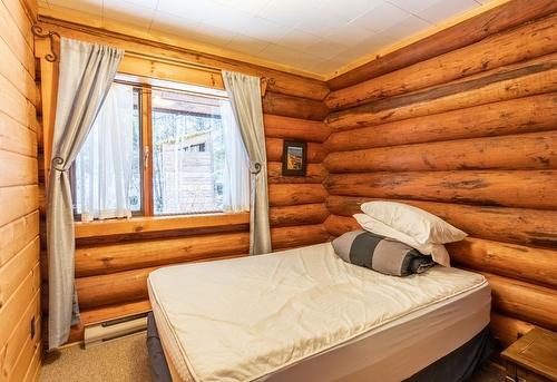 857 Riondel Rd, Crawford Bay, BC - Indoor Photo Showing Bedroom