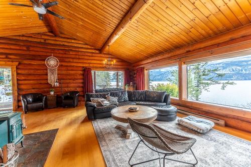 857 Riondel Rd, Crawford Bay, BC - Indoor Photo Showing Living Room