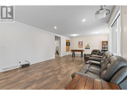 4120 20 Street, Salmon Arm, BC - Indoor Photo Showing Living Room