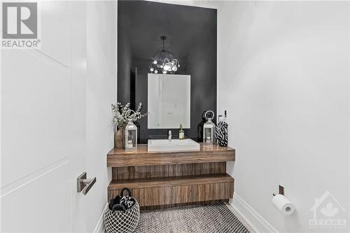 6104 Knights Drive, Ottawa, ON - Indoor Photo Showing Bathroom