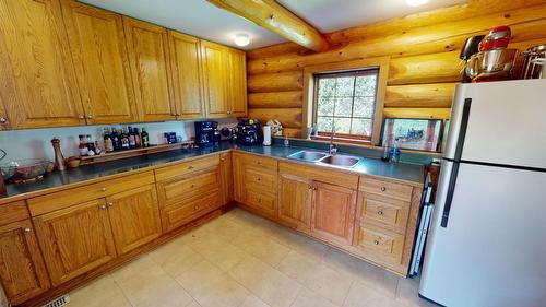 1561 Lavallee Road, Golden, BC - Indoor Photo Showing Kitchen With Double Sink