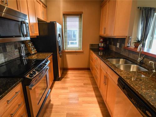104-1917 Peninsula Rd, Ucluelet, BC - Indoor Photo Showing Kitchen With Double Sink