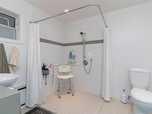 954 Terrace Ave, Victoria, BC - Indoor Photo Showing Bathroom