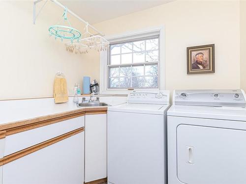 954 Terrace Ave, Victoria, BC - Indoor Photo Showing Laundry Room