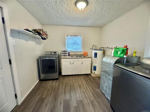 2425 9Th Ave, Port Alberni, BC - Indoor Photo Showing Laundry Room