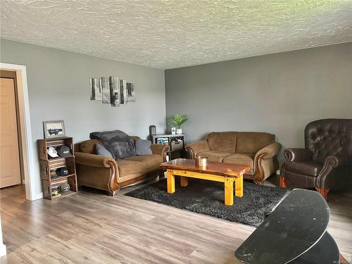 2425 9Th Ave, Port Alberni, BC - Indoor Photo Showing Living Room