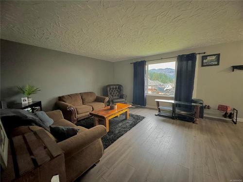 2425 9Th Ave, Port Alberni, BC - Indoor Photo Showing Living Room