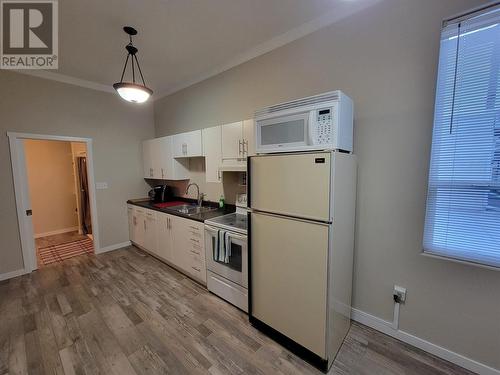 614 7Th Avenue, Keremeos, BC - Indoor Photo Showing Kitchen
