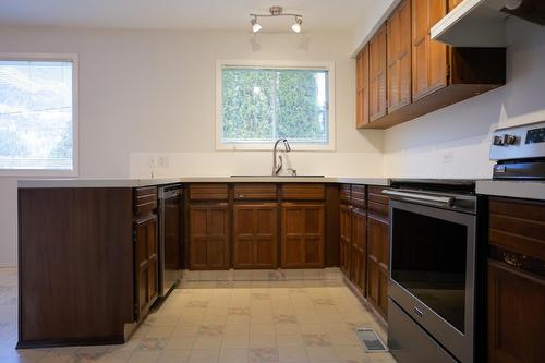 708 Elwyn Street, Nelson, BC - Indoor Photo Showing Kitchen