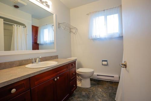 708 Elwyn Street, Nelson, BC - Indoor Photo Showing Bathroom