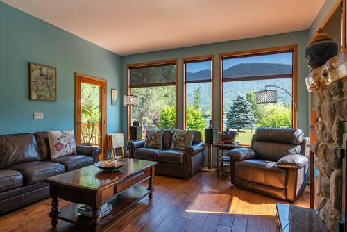 6158 Redfish Road, Nelson, BC - Indoor Photo Showing Living Room