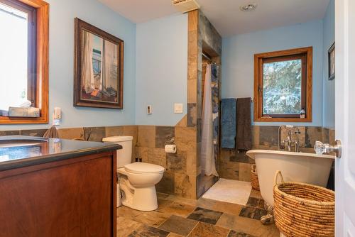 6158 Redfish Road, Nelson, BC - Indoor Photo Showing Bathroom