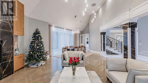12 Miner Circ, Markham, ON - Indoor Photo Showing Living Room
