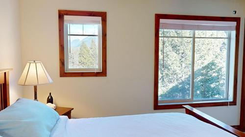 25 - 4878 Ridge Road, Radium Hot Springs, BC - Indoor Photo Showing Bedroom