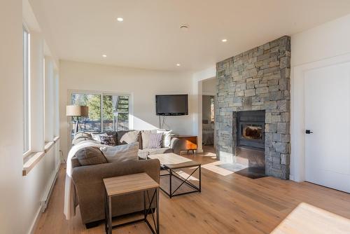 575 Larch Drive, Kaslo, BC - Indoor Photo Showing Living Room With Fireplace