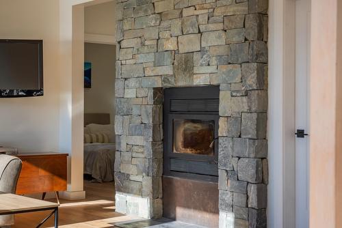 575 Larch Drive, Kaslo, BC - Indoor With Fireplace