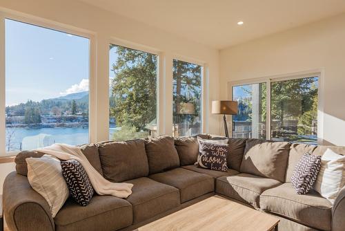 575 Larch Drive, Kaslo, BC - Indoor Photo Showing Living Room