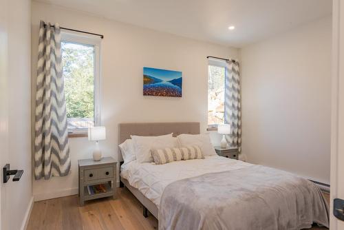 575 Larch Drive, Kaslo, BC - Indoor Photo Showing Bedroom