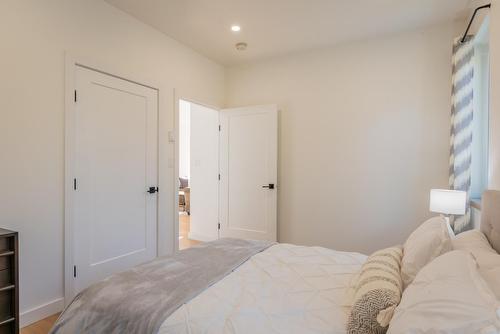 575 Larch Drive, Kaslo, BC - Indoor Photo Showing Bedroom