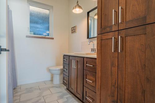 575 Larch Drive, Kaslo, BC - Indoor Photo Showing Bathroom