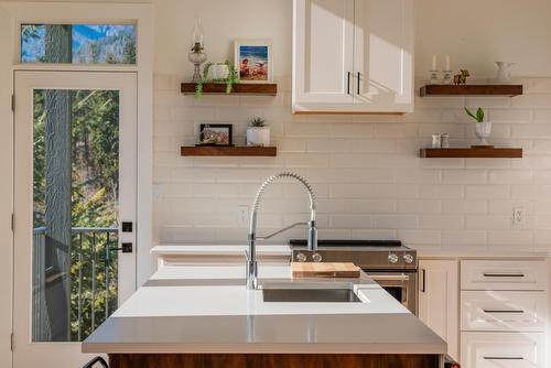 575 Larch Drive, Kaslo, BC - Indoor Photo Showing Kitchen