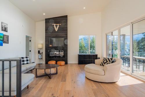 575 Larch Drive, Kaslo, BC - Indoor Photo Showing Living Room