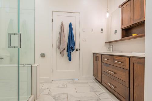 575 Larch Drive, Kaslo, BC - Indoor Photo Showing Bathroom