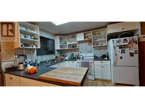 2492 S Douglas Drive, Bella Coola, BC - Indoor Photo Showing Kitchen