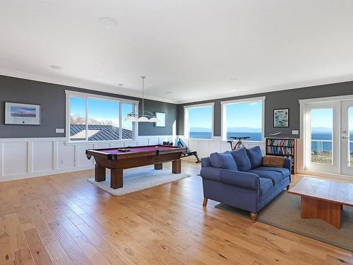 300 Connemara Rd, Comox, BC - Indoor Photo Showing Living Room