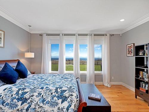300 Connemara Rd, Comox, BC - Indoor Photo Showing Bedroom