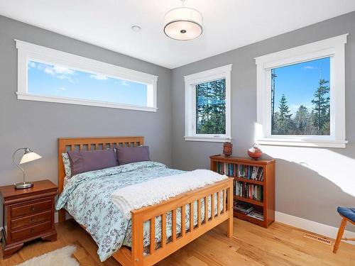 300 Connemara Rd, Comox, BC - Indoor Photo Showing Bedroom