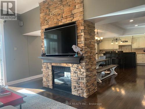 621 Broadview Avenue, Orillia, ON - Indoor Photo Showing Living Room With Fireplace
