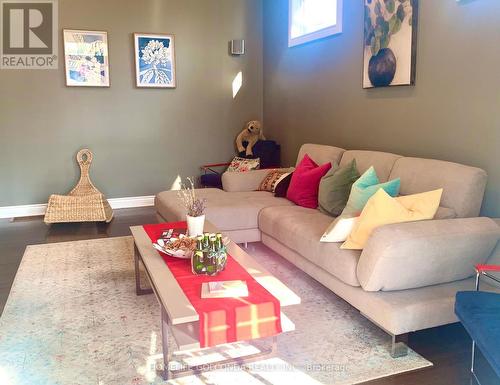 621 Broadview Avenue, Orillia, ON - Indoor Photo Showing Living Room