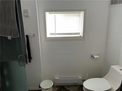 121 3Rd Street, Brandon, MB - Indoor Photo Showing Bathroom