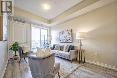#118 -630 Sauve St E, Milton, ON - Indoor Photo Showing Living Room