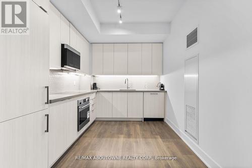 #808 -297 Oak Walk Dr, Oakville, ON - Indoor Photo Showing Kitchen With Upgraded Kitchen