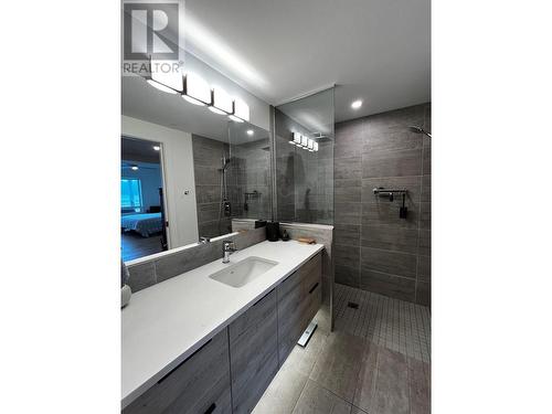 131 Harbourfront Drive Ne Unit# 402, Salmon Arm, BC - Indoor Photo Showing Bathroom
