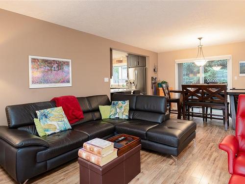 538 Greenhorn Pl, Ladysmith, BC - Indoor Photo Showing Living Room
