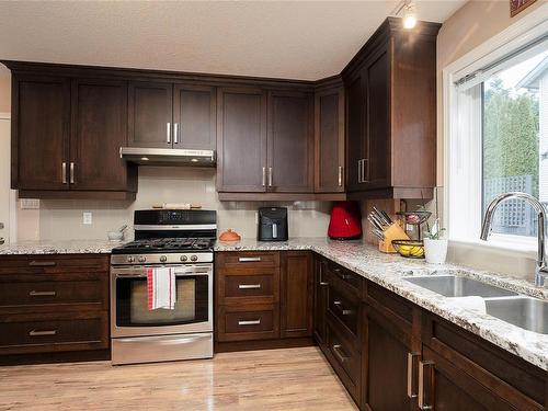 538 Greenhorn Pl, Ladysmith, BC - Indoor Photo Showing Kitchen With Double Sink