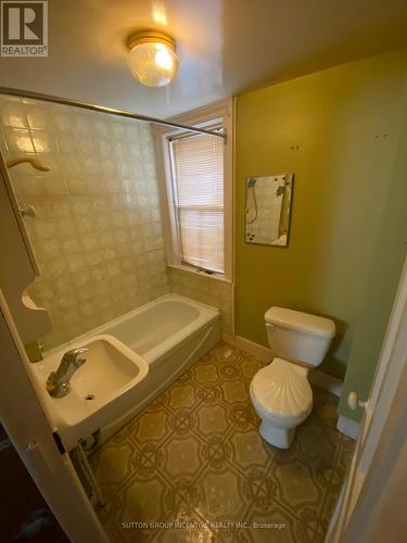 29 North St, Barrie, ON - Indoor Photo Showing Bathroom