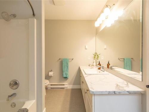 10-4271 Wellington Rd, Nanaimo, BC - Indoor Photo Showing Bathroom