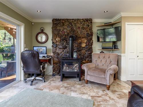 4085 Carey Pl, Royston, BC - Indoor Photo Showing Living Room With Fireplace