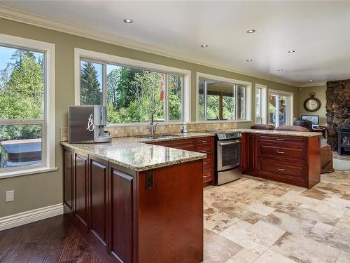 4085 Carey Pl, Royston, BC - Indoor Photo Showing Kitchen