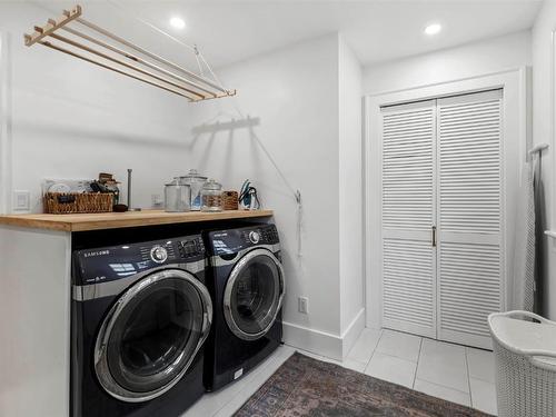 1001 Lawrence Avenue, Kelowna, BC - Indoor Photo Showing Laundry Room