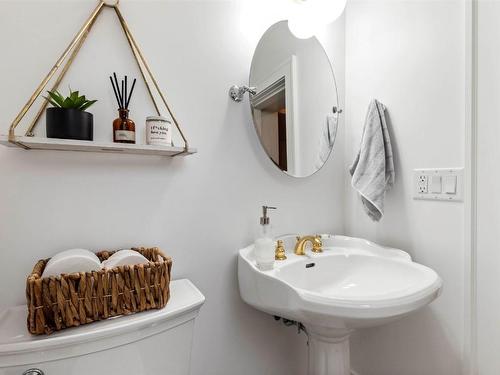 1001 Lawrence Avenue, Kelowna, BC - Indoor Photo Showing Bathroom