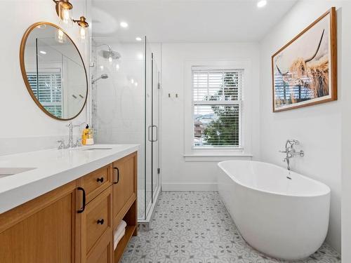 1001 Lawrence Avenue, Kelowna, BC - Indoor Photo Showing Bathroom