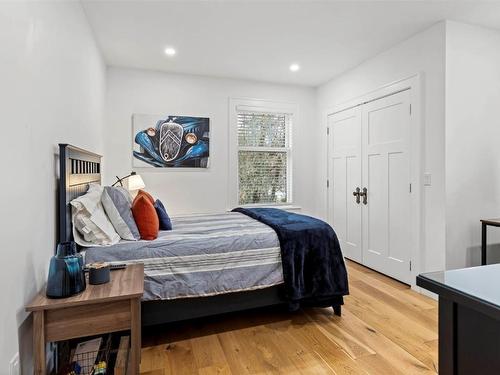 1001 Lawrence Avenue, Kelowna, BC - Indoor Photo Showing Bedroom