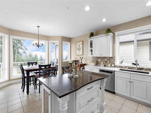 5780 Bradbury Rd, Nanaimo, BC - Indoor Photo Showing Kitchen With Upgraded Kitchen
