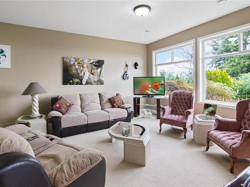 5780 Bradbury Rd, Nanaimo, BC - Indoor Photo Showing Living Room