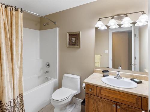 5780 Bradbury Rd, Nanaimo, BC - Indoor Photo Showing Bathroom